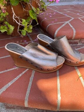 Kenneth Cole Reaction silver wedge slide sandals